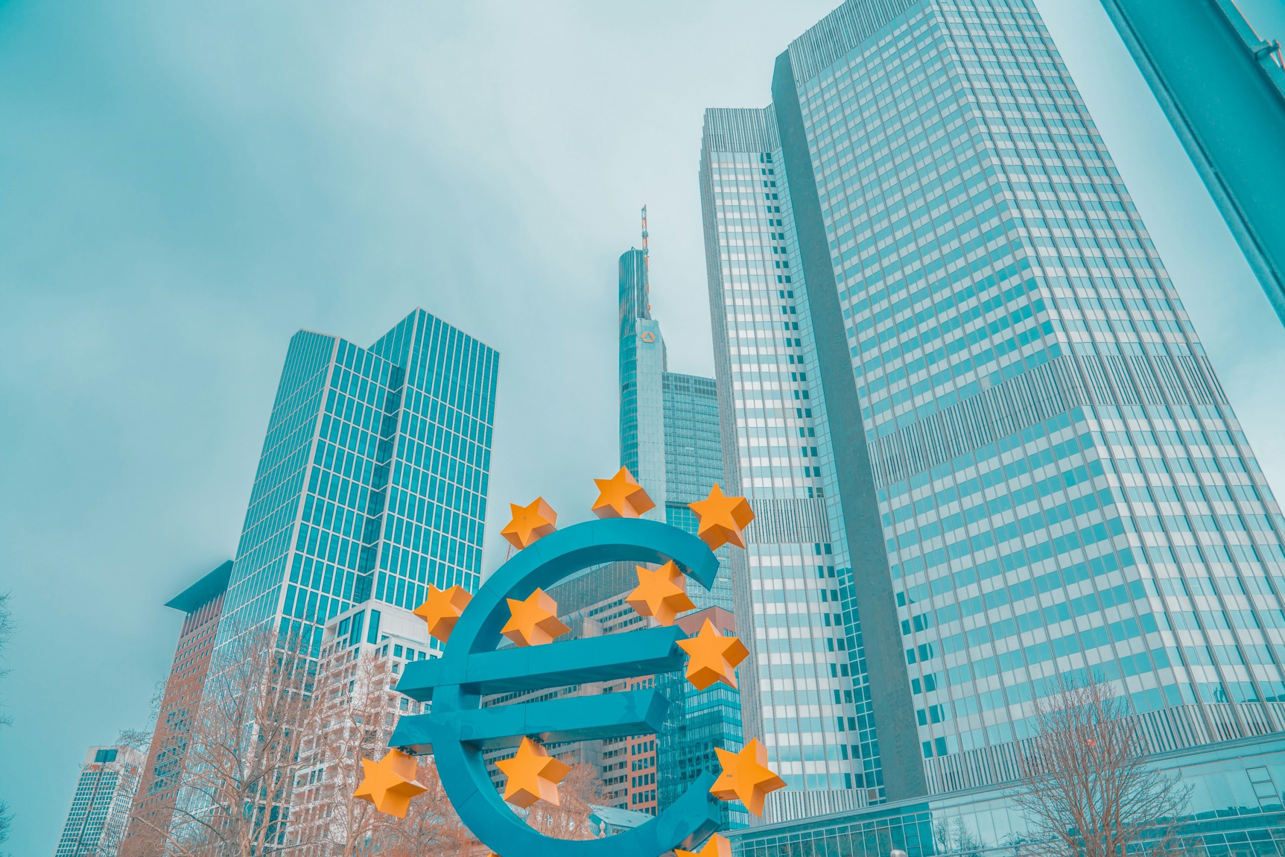 immagine di grattaceli con in primo piano un icona dell'euro